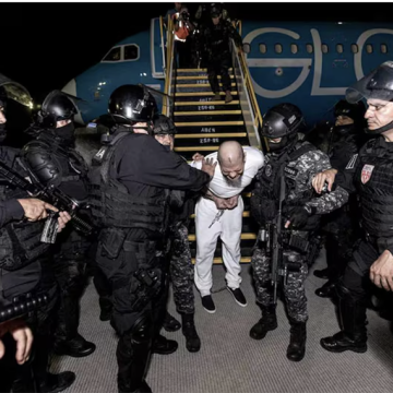 Tres ganancias de Nayib Bukele al aceptar a los deportados de Trump en su megacárcel