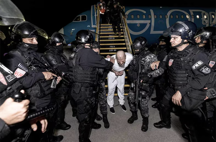 Tres ganancias de Nayib Bukele al aceptar a los deportados de Trump en su megacárcel
