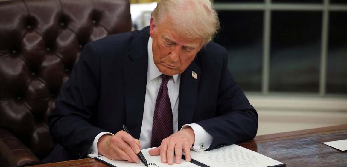 1200x655_Donald_Trump_firma_decretos_despacho_Reuters Vida, justicia, libertad