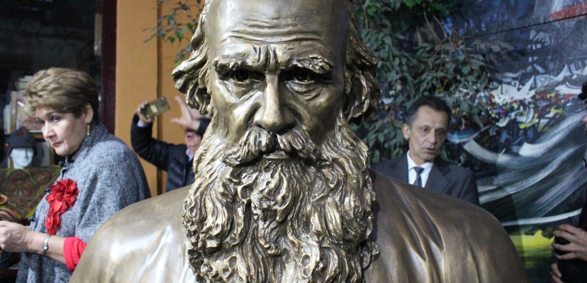 Foto 3 - Busto en bronce al novelista de las letras del mundo y del idioma ruso Conde León Tolstoi. Escultor Salabat A. Sherbakov León Tolstoi pervive en el centro de Bogotá