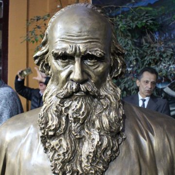 León Tolstoi pervive en el centro de Bogotá