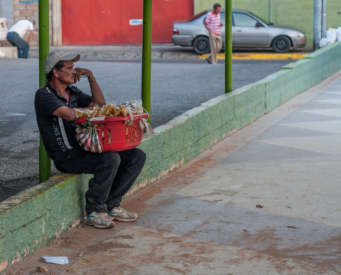 Sad_itinerant_seller_of_sweets Trabajo, renta y populismos, …camino a la ruina