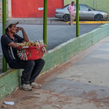 Sad_itinerant_seller_of_sweets Trabajo, renta y populismos, …camino a la ruina