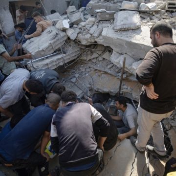 gaza Al menos 50 atrapados entre los escombros de una casa bombardeada por Israel al norte de Gaza