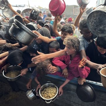 El Ejército israelí ordena disparar a gazatíes en repartos de comida, según un medio israelí