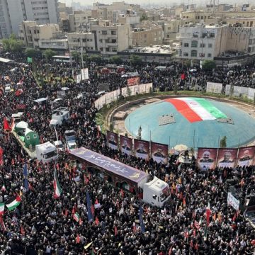 Irán celebró un multitudinario funeral de militares y científicos muertos en la guerra