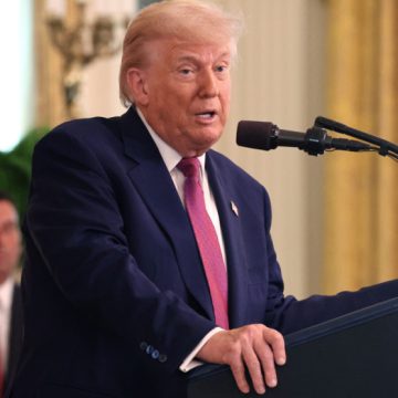 Trump adelanta “cambios” en su “agresiva” política migratoria después de las quejas de grandes empresarios y agricultores