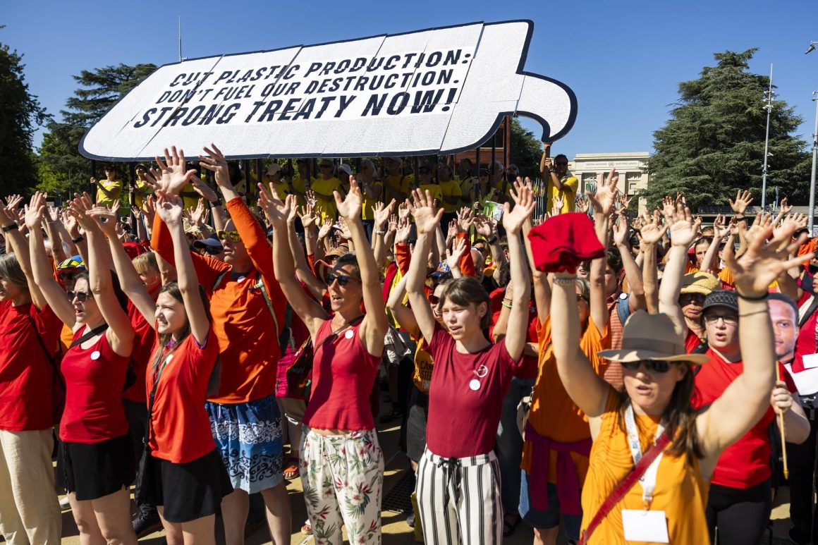 Protest outside the UN in Geneva ahead of Plastics Treaty negotiations Última oportunidad en Ginebra para lograr un acuerdo mundial contra la pandemia del plástico