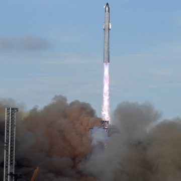 El cohete Starship de SpaceX supera la racha de fallos y despliega sus primeros satélites simulados