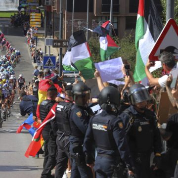 Los medios libran en La Vuelta una batalla por mostrar o esconder las protestas: “Se trata de estar o no en el lado correcto de la historia”