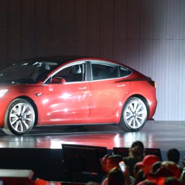 Tesla Tesla ofrece un bonus de un billón de dólares a Elon Musk para que se centre en la empresa