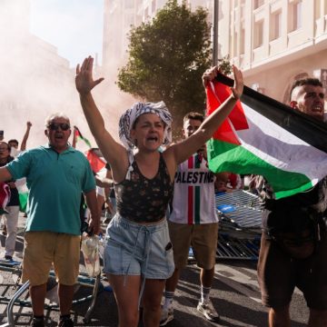 Vuelta “¡Esta Vuelta, la gana Palestina!”: Manifestantes impiden el fin de la prueba ciclística en Madrid