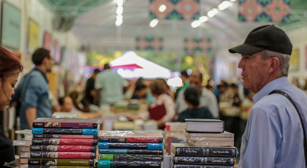 34628589082_f05eac1f83_b “La Fiesta del Libro”, feria del consumo rápido