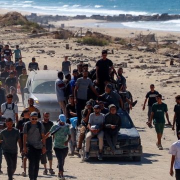 Miles de desplazados gazatíes se dirigen a los restos de sus hogares tras el alto el fuego
