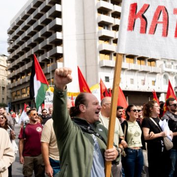 El Parlamento de Grecia aprueba ampliar la jornada laboral hasta 13 horas diarias