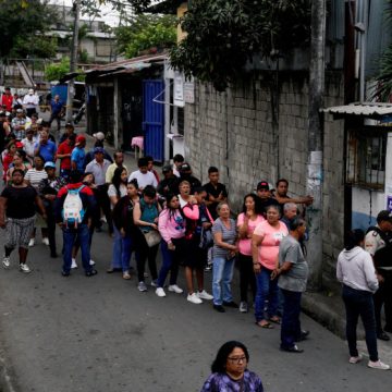 Ecuador dice ‘No’ en referéndum a la creación de una nueva Constitución propuesta por Noboa