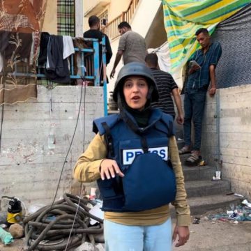 periodista Entrevista a Youmna El-Sayed, periodista de ‘Al Jazeera’: “Todo mi pueblo está sufriendo crímenes de guerra así que no me pidas que sea neutral”