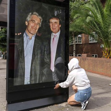 Defiende gobierno de EU retiro de 16 fotos de Trump del expediente Epstein