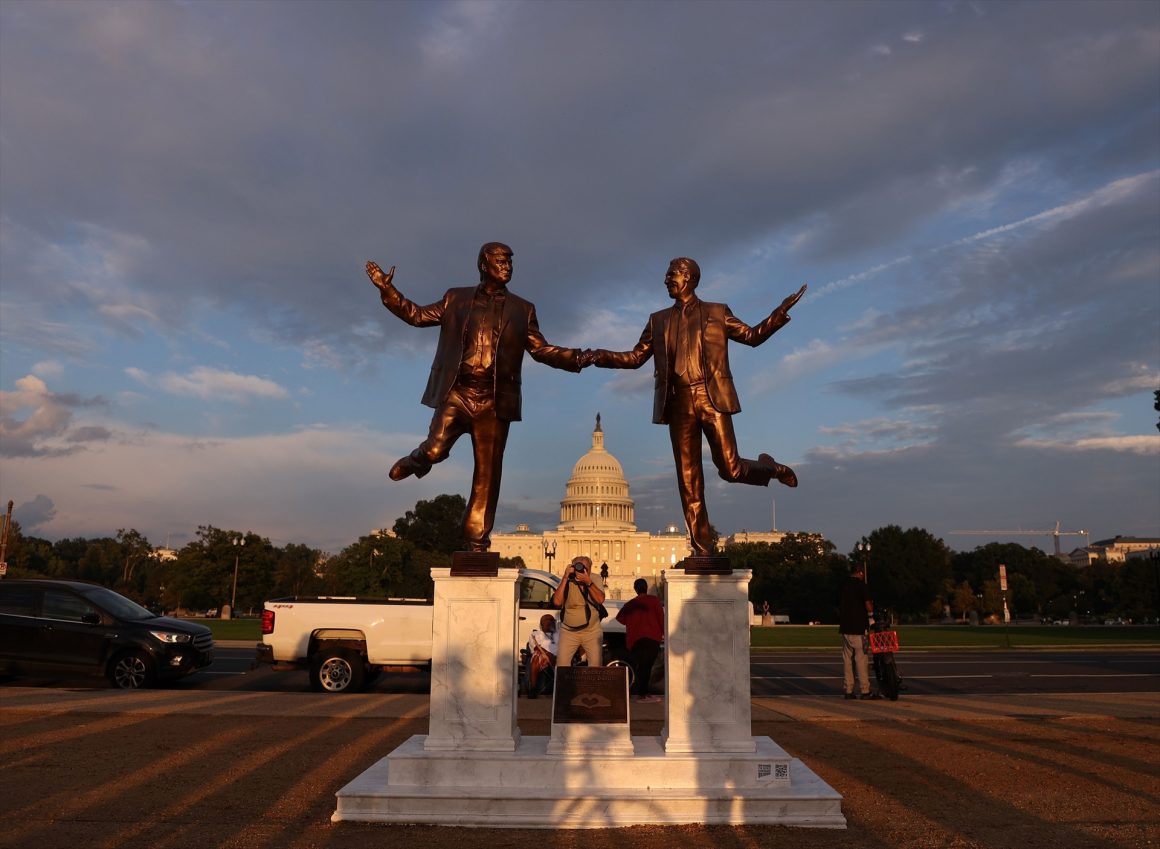 Protest Art of Trump, Epstein in Washington DC Nuevos archivos del caso Epstein contienen acusaciones de violación contra Trump