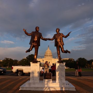 Protest Art of Trump, Epstein in Washington DC Nuevos archivos del caso Epstein contienen acusaciones de violación contra Trump