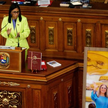 Delcy Rodríguez propone reformar la ley de hidrocarburos de Venezuela para abrir las inversiones