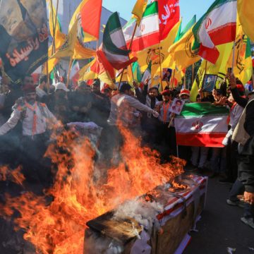 El sha, los muyahidines y los reformistas compiten por llegar al poder en un Irán con la izquierda devastada