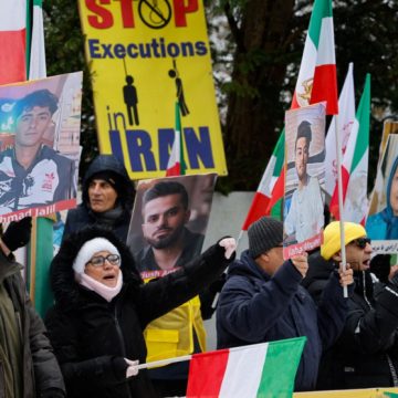 Las protestas en Irán acorralan a los ayatolás y atraen la peligrosa atención de Trump