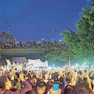 Entre la autonomía y el mercantilismo: la crisis y la dignidad del liderazgo social en Medellín