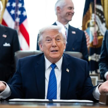 Trump anuncia que la India dejará de comprar petróleo de Rusia y le rebaja los aranceles