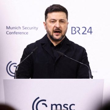 Zelenski califica de “locura” entregar el Donbás a Rusia y pide a Trump que apruebe las garantías de seguridad