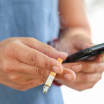 El Reino Unido aprueba una ley para prohibir fumar de por vida a los nacidos después del 2008
