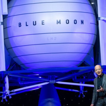 La NASA confía a la empresa de Jeff Bezos la primera misión para construir una base en la Luna