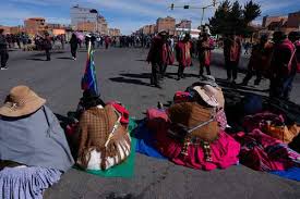 Protestas y bloqueos por la crisis económica paralizan Bolivia