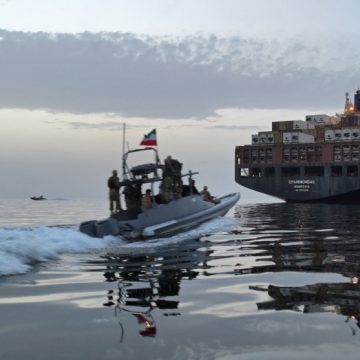EEUU e Irán intercambian ataques en el estrecho de Ormuz tras un mes de un frágil alto el fuego