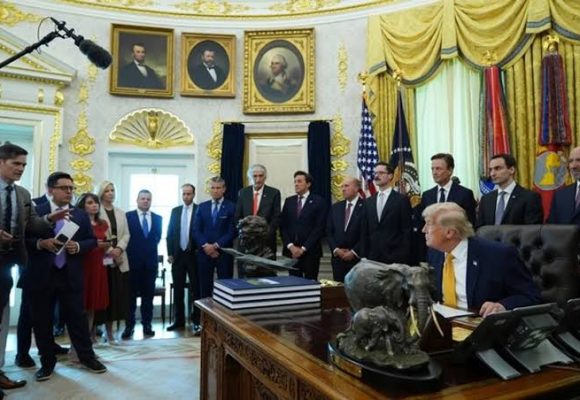 EE,.UU armas Trump convoca a fabricantes de armas para acelerar producción; le preocupa la reserva de misiles