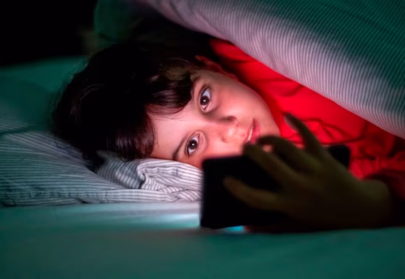 El mundo limita el uso de redes sociales para proteger la salud mental de los menores