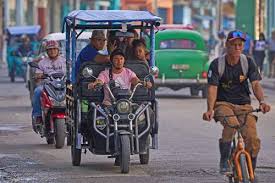 Cuba Solucionan cubanos la falta de gasolina con triciclos movidos con energía solar