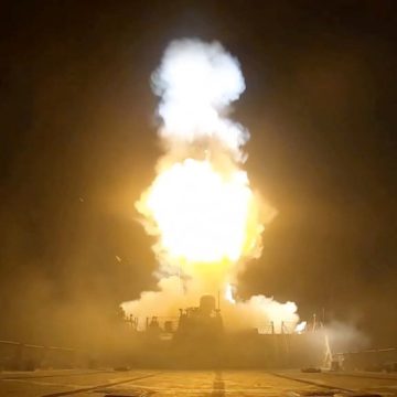 Irán EEUU bombardea Irán tras el ataque de Teherán a un buque en Ormuz y el cierre del estrecho