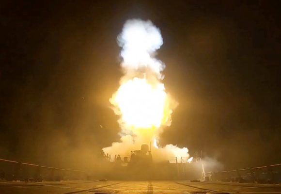 EEUU bombardea Irán tras el ataque de Teherán a un buque en Ormuz y el cierre del estrecho