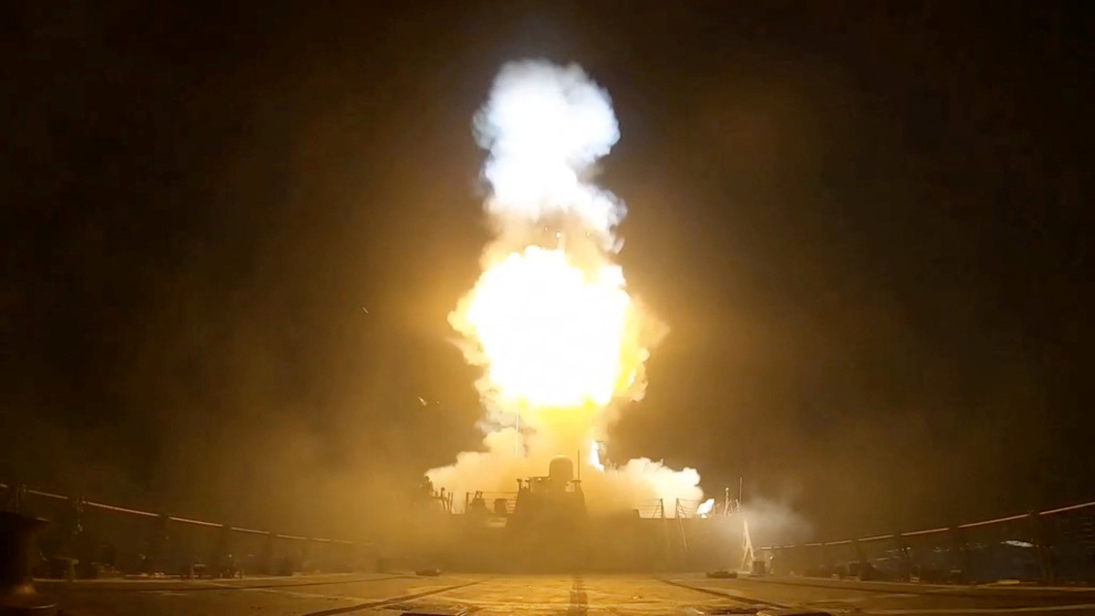 Irán EEUU bombardea Irán tras el ataque de Teherán a un buque en Ormuz y el cierre del estrecho
