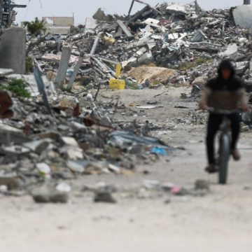 Israel levanta una enorme barrera al sur de Gaza que paraliza la vida de los desplazados: “Estamos acorralados” 