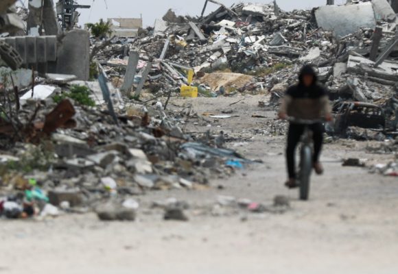 Israel levanta una enorme barrera al sur de Gaza que paraliza la vida de los desplazados: “Estamos acorralados” 