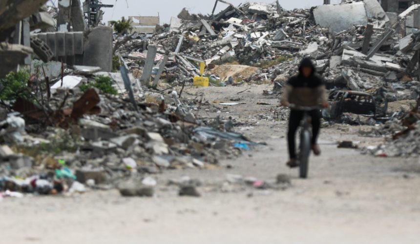 Israel levanta una enorme barrera al sur de Gaza que paraliza la vida de los desplazados: “Estamos acorralados” 