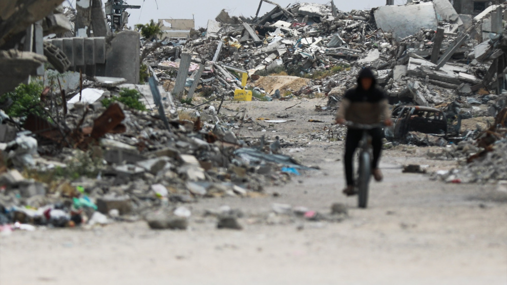 gaza Israel levanta una enorme barrera al sur de Gaza que paraliza la vida de los desplazados: “Estamos acorralados”