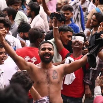 india Triunfa movimiento de las Cucarachas; Modi cede a peticiones de estudiantes