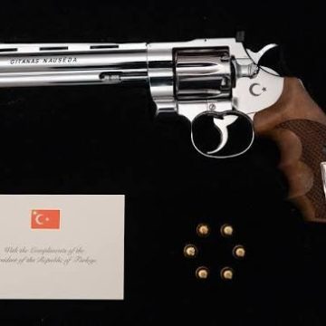 Armas y balas de “souvenir”