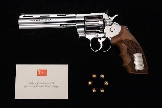 regalo Armas y balas de “souvenir”