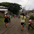 Entre mar, río y manglar: una escuela que compite con la guerra 