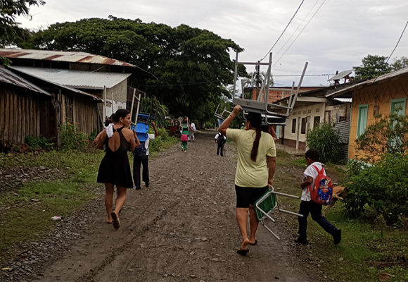 Entre mar, río y manglar: una escuela que compite con la guerra 