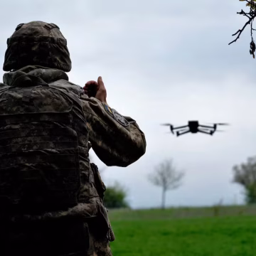 El Ejército de EE.UU. usó por primera vez un láser para derribar drones de cárteles